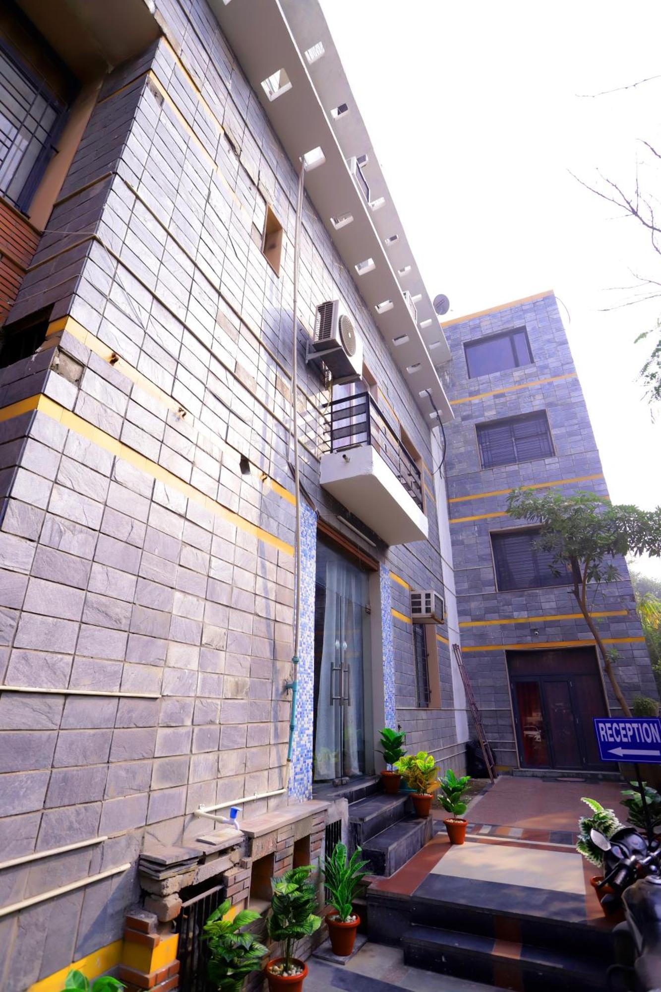 Hotel Warm Welcome - Noida Sector 51 Екстериор снимка
